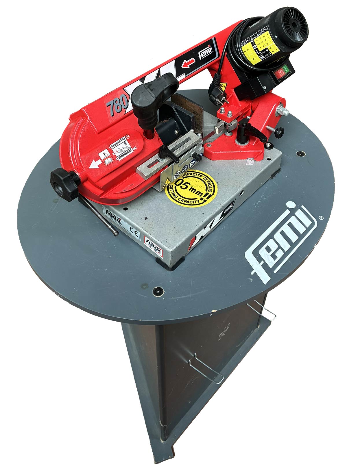 Scie à ruban portative Femi 780 XL - Vue générale avec bras de coupe et structure compacte